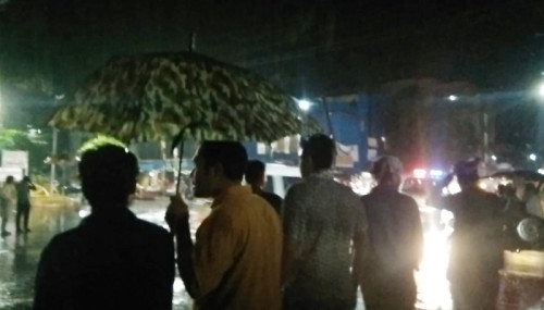 রাজশাহীতে হঠাৎ বৃষ্টি, যানবাহন সংকটে দুর্ভোগ
