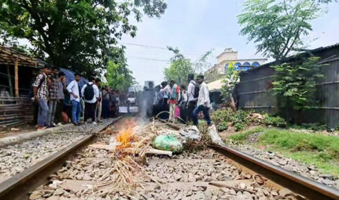 রাজশাহীতে পলিটেকনিক শিক্ষার্থীদের রেলপথ অবরোধ