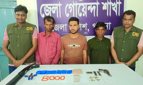 পাবনায় ডিবি পুলিশের অভিযানে বিদেশী অস্ত্র-গুলি ও মাদক জব্দ; আটক ৪