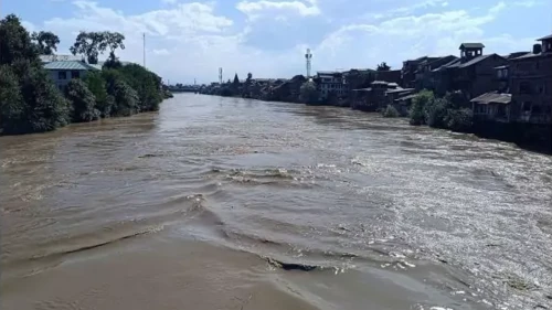 পানি দিয়ে চাপ, বন্যায় ভাসছে পাকিস্তান