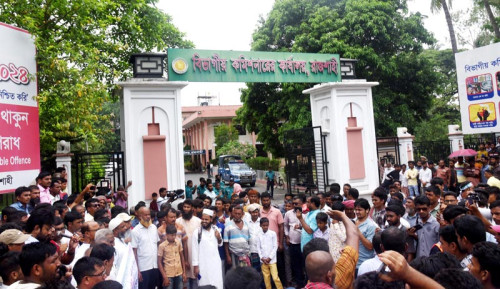 খেয়াঘাটের ইজারা প্রথা বাতিলের দাবিতে রাজশাহীতে চরবাসীর বিক্ষোভ