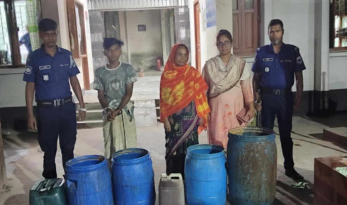 দুর্গাপুরে চোলাই মদসহ মা ও ছেলে গ্রেপ্তার