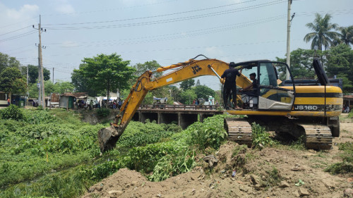 পাবনা শহর অংশে ইছামতী খনন শুরু; উচ্ছসিত নদীপাড়ের মানুষ