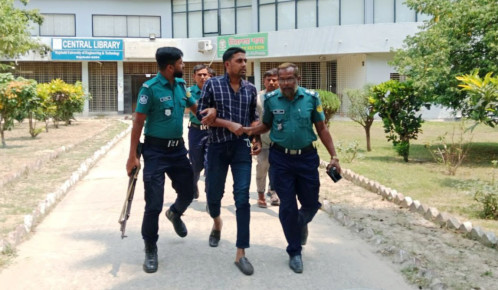 ছাত্র আন্দোলনে হামলা : রুয়েট কর্মকর্তাকে পুলিশে  দিলেন শিক্ষার্থীরা