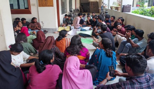 রাবির ফোকলোর বিভাগের নাম পরিবর্তনের দাবিতে অনশন