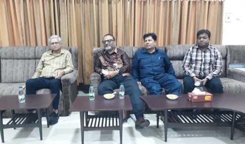 রাবি উপাচার্যের সাথে ঢাবি উপাচার্যের সৌজন্য সাক্ষাত