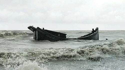 হাতিয়ায় যাত্রীবাহী ট্রলারডুবি, নিখোঁজ ১৯