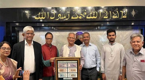প্রধান উপদেষ্টার কাছে নতুন নোটের ছবি হস্তান্তর করলেন গভর্নর