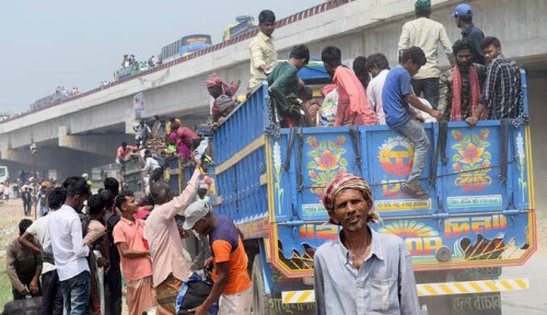 ঝুঁকি নিয়ে বাড়ি ফিরছে মানুষ