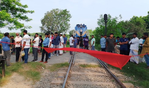 নন্দনগাছিতে আন্ত:নগর ট্রেনের স্টপেজ দাবিতে রেলপথ অবরোধ