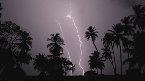 সারা দেশে বজ্রবৃষ্টির পূর্বাভাস অ- অ+