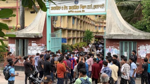 এইচএসসি পরীক্ষা পেছানোর দাবিতে রাজশাহী শিক্ষাবোর্ডে পরীক্ষার্থীদের অবস্থান