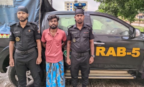 রাজশাহীর শীর্ষ সন্ত্রাসী শরীফুল  গ্রেফতার, মাটির নিচ থেকে অস্ত্র  উদ্ধার