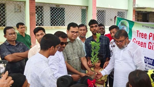 পুঠিয়ায় নারী ও শিশুদের মধ্যে বৃক্ষচারা বিতরন