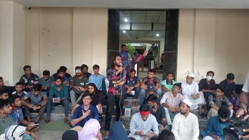 রাবিতে ৯ দফা দাবিতে প্রশাসনিক ভবনের সামনে অবস্থান