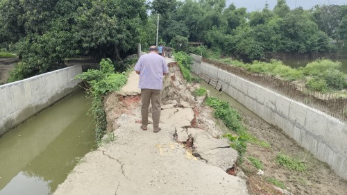 নতুন সড়কে বড় ধ্বস, যোগাযোগ বন্ধ