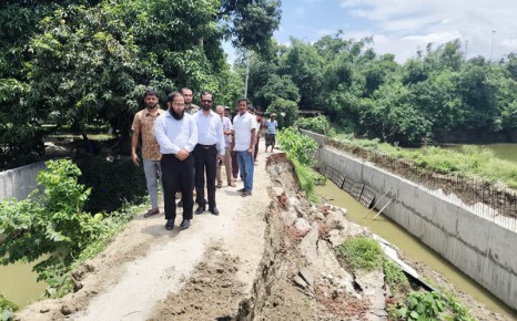 নতুন সড়কে ধ্বস, ইউএনওর হস্তক্ষেপে চালু হলো অস্থায়ী যোগাযোগ