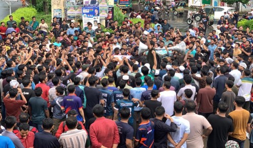 তিন দফা দাবিতে রুয়েট শিক্ষার্থীদের বিক্ষোভ, মহাসড়ক অবরোধ