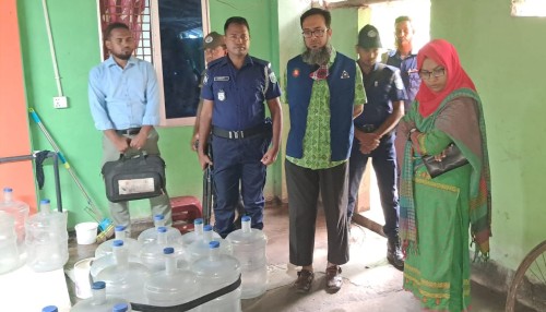 চারঘাটে পানি উৎপাদনকারী প্রতিষ্ঠানের জরিমানা, বিপনন বন্ধের নির্দেশ