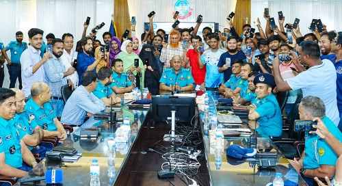 রাজশাহীতে উদ্ধার ৮৪ মোবাইল ফোন মালিকদের ফিরিয়ে  দিলো পুলিশ