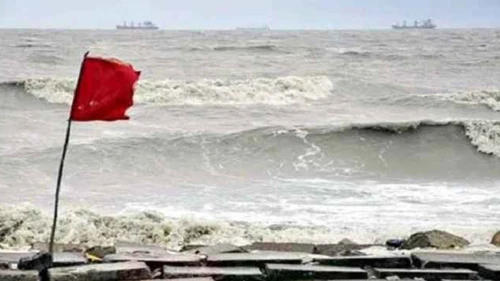 বজ্রসহ ঝড়ের শঙ্কা, ৪ নদীবন্দরে সতর্কতা