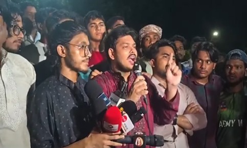 ব্যবসায়ী হত্যার প্রতিবাদে উত্তাল ঢাকা বিশ্ববিদ্যালয়