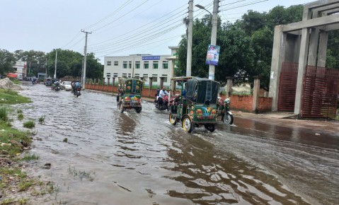শ্রাবণের ভারী বর্ষণে রাজশাহী নগরজুড়ে জলাবদ্ধতা
