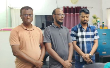 রাবিতে আওয়ামীপন্থী তিন কর্মচারীকে পুলিশে সোর্পদ