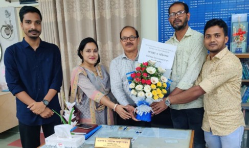 অধ্যাপক সাত্তারকে ফুলেল শুভেচ্ছা জানালো মনোবিজ্ঞান বিভাগের প্রাক্তন শিক্ষার্থীরা
