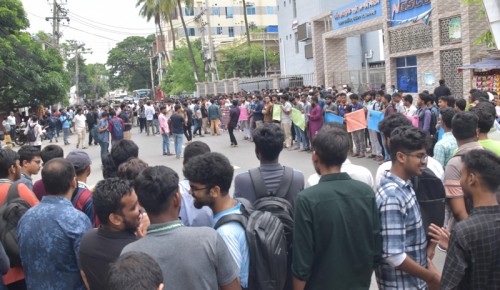 তিন দফা দাবিতে নেসকো ঘেরাও রুয়েট  শিক্ষার্থীদের