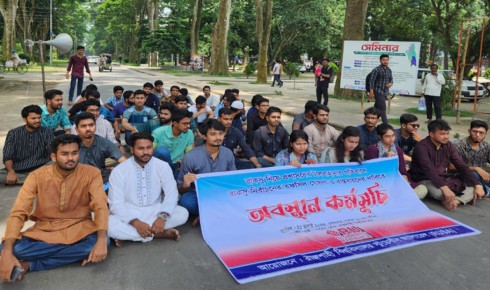 রাকসু নির্বাচনের একদফা দাবিতে শিক্ষার্থীদের অবস্থান