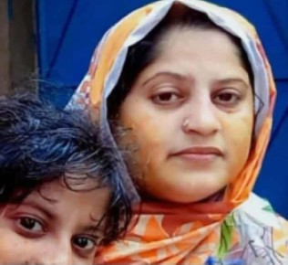 মেয়েকে নিতে ক্লাসরুমে ছুটে গিয়ে দগ্ধ হন রজনী, বার্ন ইউনিটে মৃত্যু