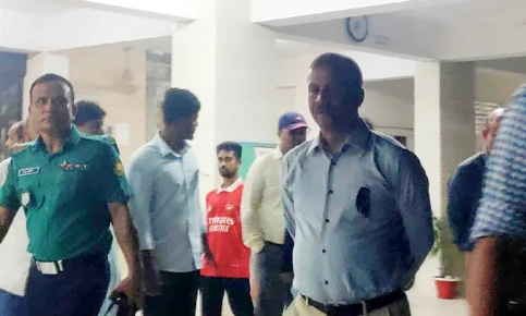 ৯ ঘণ্টার বেশি অবরুদ্ধের পর মাইলস্টোন ছাড়লেন দুই উপদেষ্টা-প্রেস সচিব