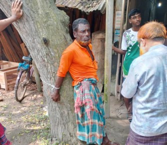বাগমারায় বৃদ্ধ ভ্যানচালককে গাছে বেঁধে নির্যাতনের অভিযোগ