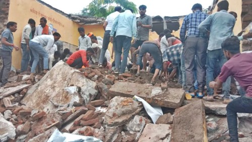 ভারতে সরকারি স্কুলের ছাদ ভেঙে ৪ শিশুর মৃত্যু, বহু হতাহতের শঙ্কা