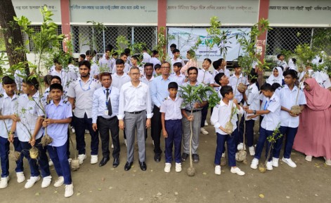 রাজশাহীর স্কুলে শিক্ষার্থীদের হাতে গাছের চারা তুলে দিলো  এনসিসি ব্যাংক