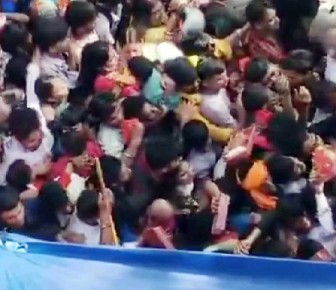ভারতে মন্দিরে পদদলিত হয়ে ৬ জনের প্রাণহানি