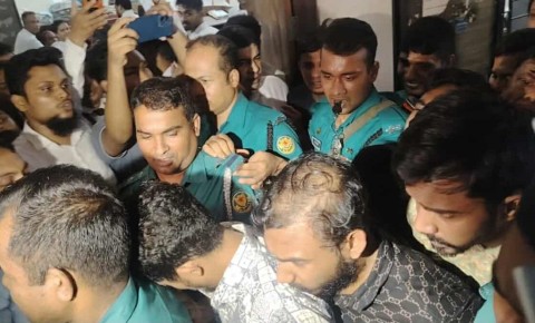 ‘চাঁদাবাজ চাঁদাবাজ’ স্লোগান শুনে মাথা নিচু করেন বৈষম্যবিরোধী নেতারা