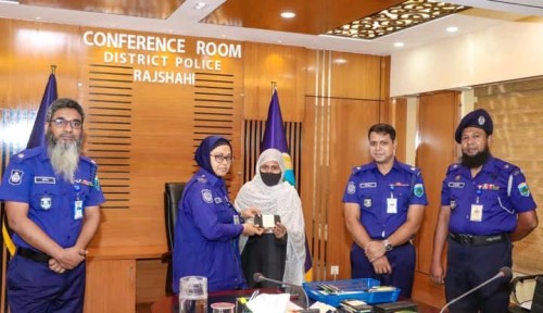 হারিয়ে যাওয়া ৫১টি মোবাইল ফোন ফিরিয়ে দিলেন রাজশাহীর এসপি