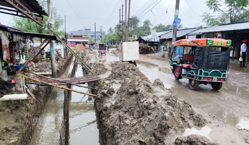 নওহাটায় ড্রেন নির্মাণে ত্রুটি, ঠিকাদারকে আলটিমেটাম