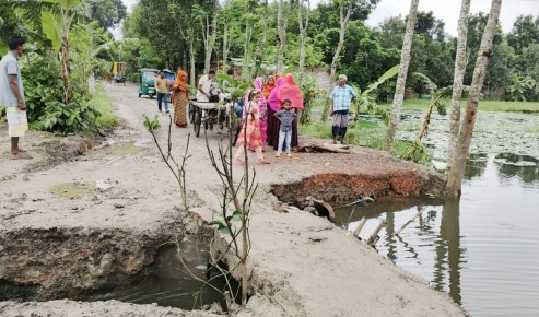 চারঘাটে কালভার্ট ভেঙে বেহাল সড়ক, যানবাহন চলাচল বন্ধ