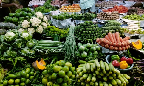 সবজির বাজারে উত্তাপ, বিপাকে মধ্যবিত্তরা