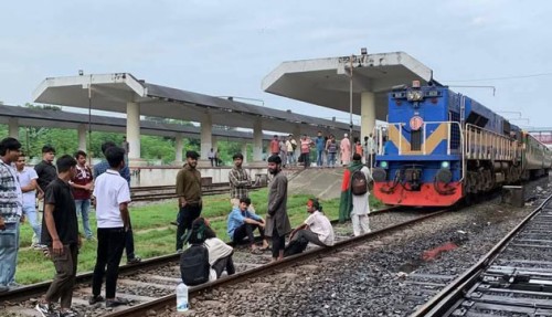 বিশেষ ট্রেন নিয়ে রাজশাহীতে বিক্ষোভ