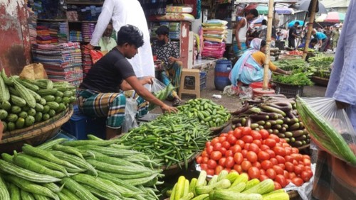বৃষ্টির অজুহাতে লাগামহীন খাদ্যপণ্যের দাম