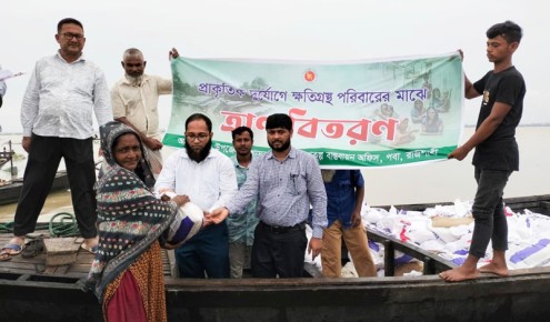 প্লাবিত পবার চরাঞ্চলের ২০০ পরিবারে  চাল পৌছালো উপজেলা প্রশাসন
