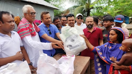 বাঘায় বন্যা কবলিতদের মধ্যে ত্রাণ বিতরণ করলো বিএনপি