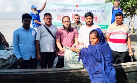 ঢেউয়ের গর্জন উপেক্ষা করে দুর্গম চরে ত্রাণ পৌঁছাল পবা উপজেলা  প্রশাসন