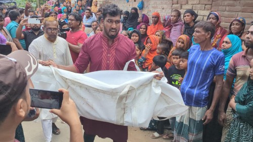একই পরিবারের চারজনের লাশ, যা জানা গেলো চিরকুটে
