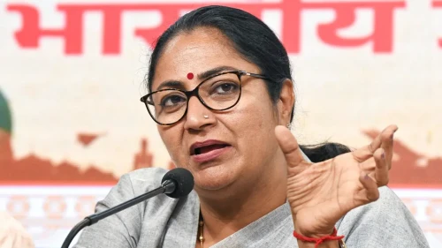নিজ বাসভবনে হামলার শিকার দিল্লির মুখ্যমন্ত্রী