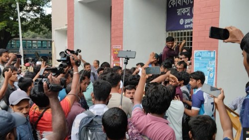 রাকসু কার্যালয়ে মুখোমুখি শিক্ষার্থী-ছাত্রদল